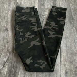 GOOD AMERICAN GOOD LEGS CAMO JEANS